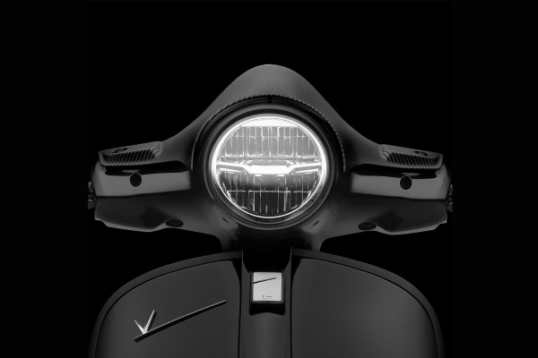 Rizoma Lampenmaske aus Carbon für neue Vespa GTS 125 und 300 Modelle ab Baujahr 2023